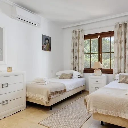 Casa Cumbre - 3 Bedroom Villa Marbella
